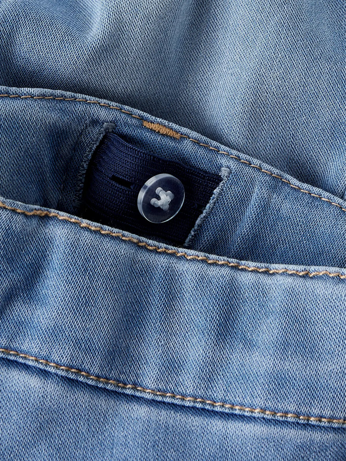  Detailansicht der NAME IT Kinder Jeans mit Knopfverschluss und heller Waschung, im Bärechind Winterthur Zürich Schweiz erhältlich