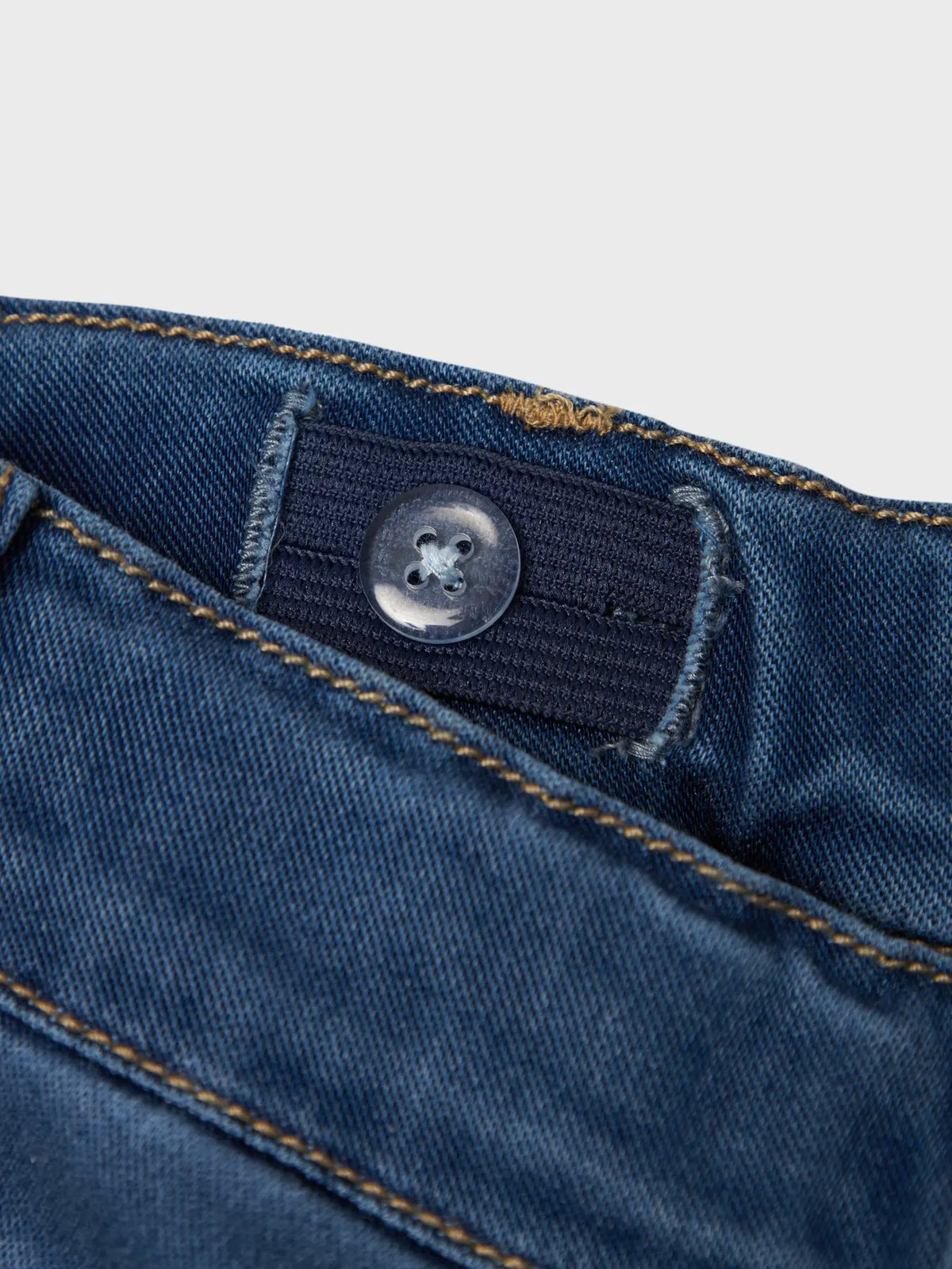 Detailansicht der NAME IT Kinder Jeans mit Knopfverschluss in mittelblauer Waschung, im Bärechind Winterthur Zürich Schweiz erhältlich