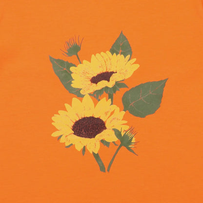 Nahaufnahme des Sonnenblumen-Motivs auf einem Kinder-T-Shirt aus Bio-Baumwolle in Orange.