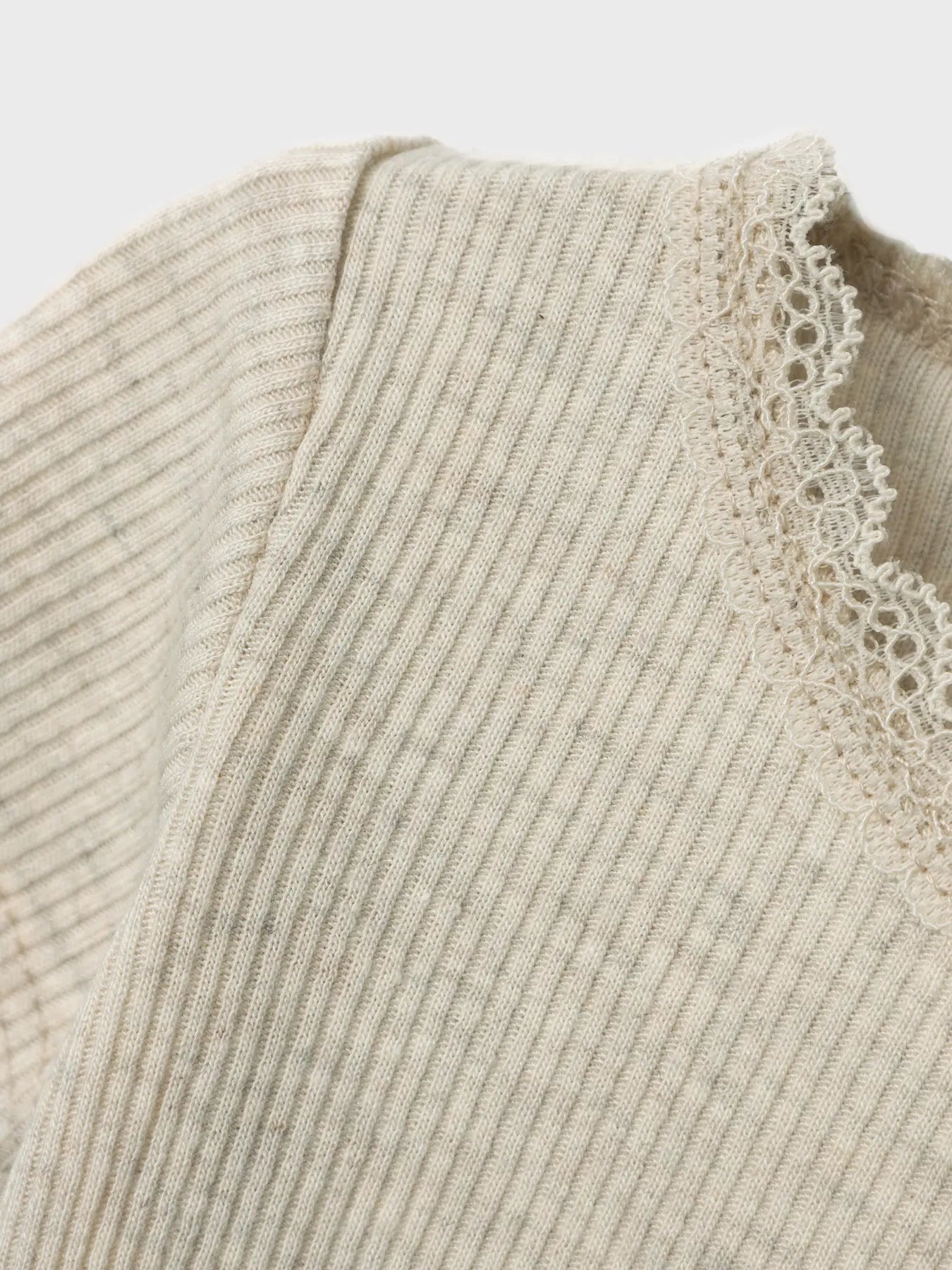 Detailaufnahme Spitzenrand am Babybody aus Baumwolle, erhältlich bei Bärechind Winterthur Zürich Schweiz.