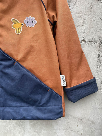 Dontgrowup Wolken Aufnäher auf einer Kinderjacke als kreative Reparatur im Bärechind Winterthur