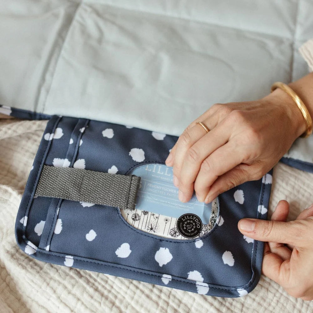 Baby wird auf Wickelunterlage punkte blau von Emma&Noah unterwegs gewickelt, Bärechind Winterthur Zürich Schweiz kaufen