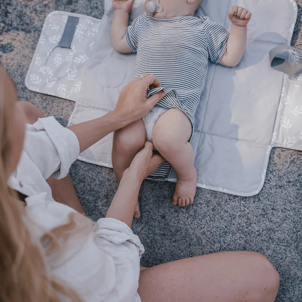 Baby wird auf mobiler Wickelunterlage von Emma&Noah unterwegs gewickelt, Bärechind Winterthur Zürich Schweiz kaufen