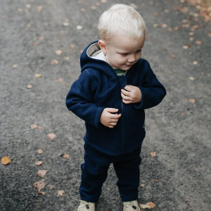 Kind mit Emma & Noah Wollwalk Jacke Essential Blau aus Merinowolle in der Schweiz