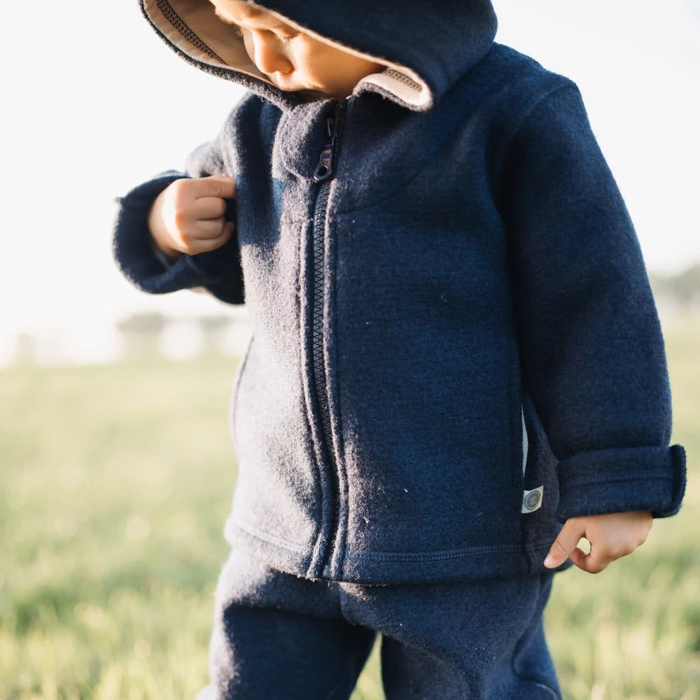 Rückansicht der Emma & Noah Wollwalk Jacke Essential Blau mit Kapuze
