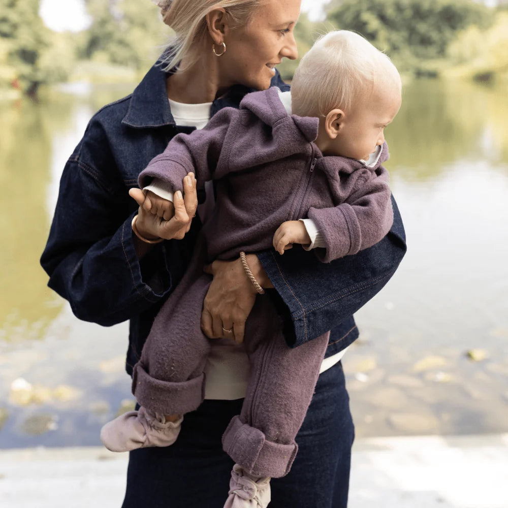 Baby mit Wollwalk Overall Essential Berry von Emma & Noah in der Trage