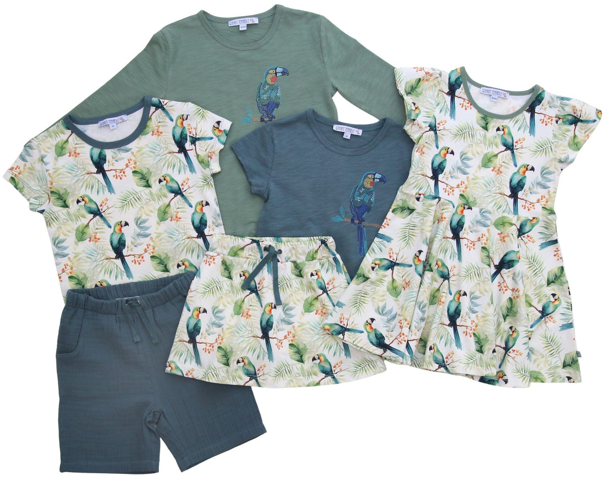Kinder Outfit mit Hoserock und Oberteilen im Papageienprint von Enfant Terrible im Bärechind Winterthur Zürich Schweiz.