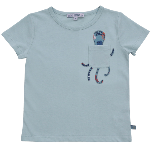 Enfant Terrible Kinder T-Shirt in Blau mit niedlichem Oktopus-Design auf der Brusttasche.
