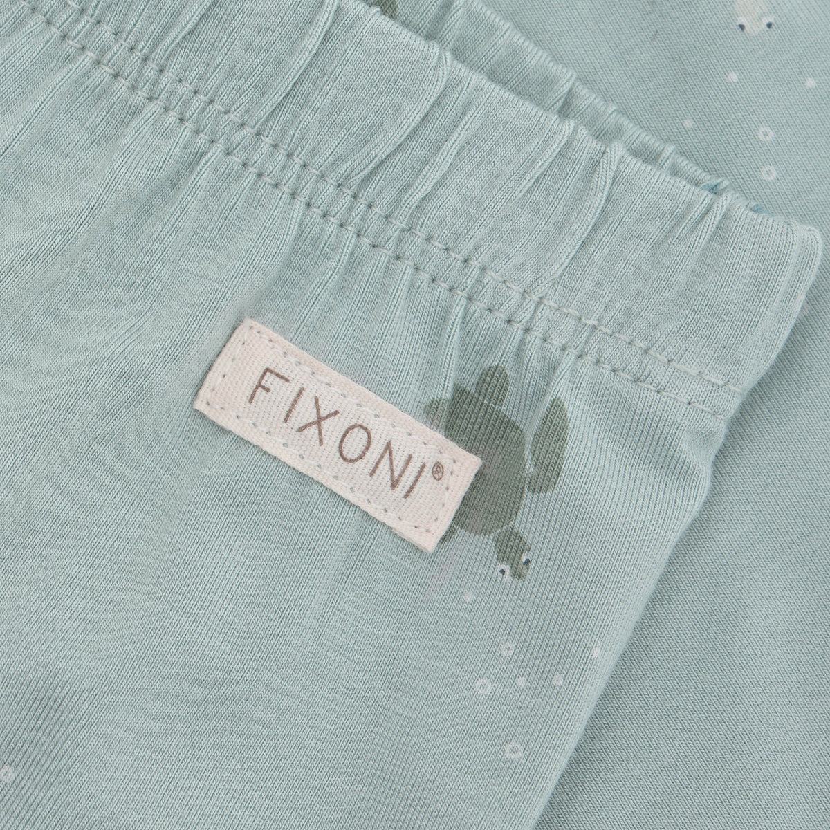 Detail Fixoni Bambus Hose mit Schildkröten Print im Kinderladen Bärechind Winterthur Zürich Schweiz für Babykleider.