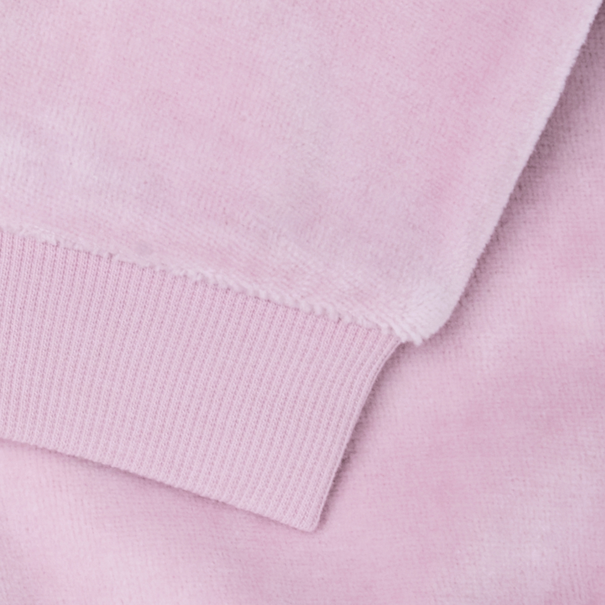 Nahaufnahme des weichen Velours-Stoffs vom Fixoni Pants Keepsake Lilac, erhältlich bei Bärechind