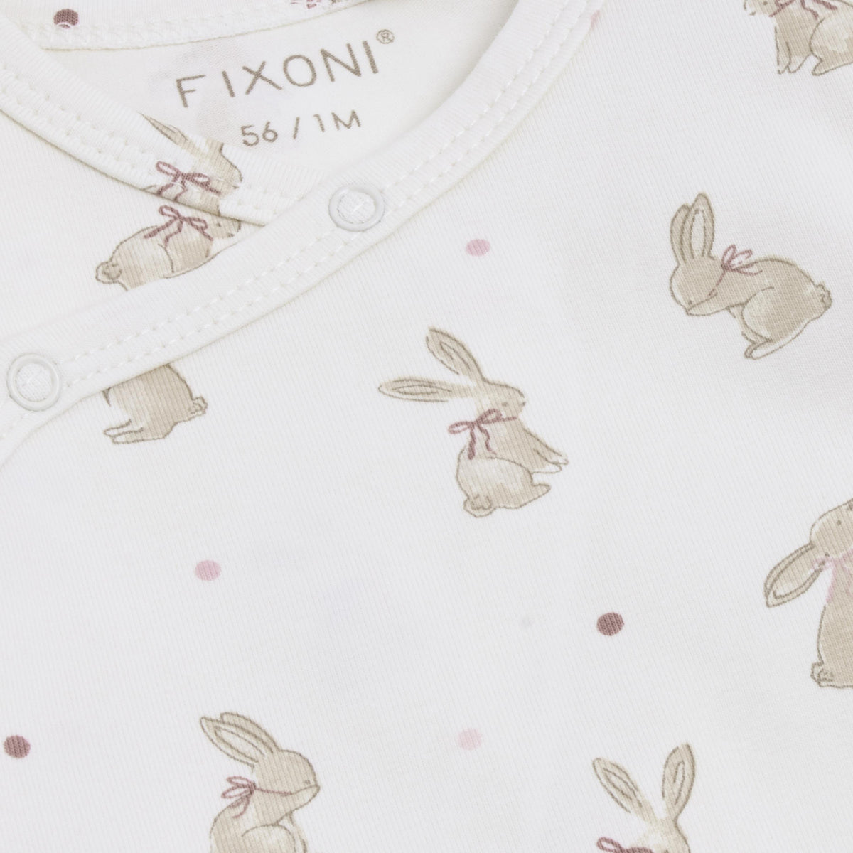 Nahaufnahme des Hasenprints auf GOTS zertifizierter Bio-Baumwolle vom Fixoni Wrap Body Pale Lilac, erhältlich bei Bärechind