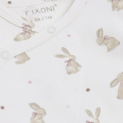 Nahaufnahme des Hasenprints auf GOTS zertifizierter Bio-Baumwolle vom Fixoni Wrap Body Pale Lilac, erhältlich bei Bärechind