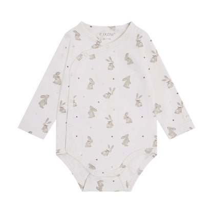 Wickelbody in Pale Lilac mit niedlichem Hasenprint, liegend in der Vorderansicht