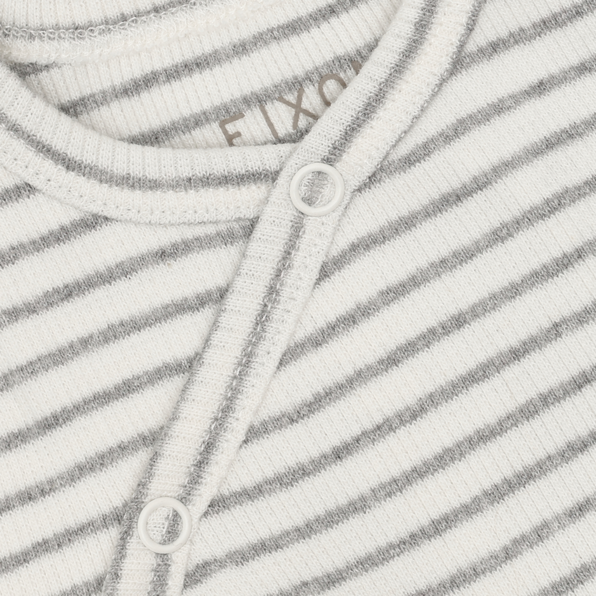 Nahaufnahme des Verschlusses und der Streifen vom Fixoni Wrap Body Flint Gray Melange, erhältlich bei Bärechind