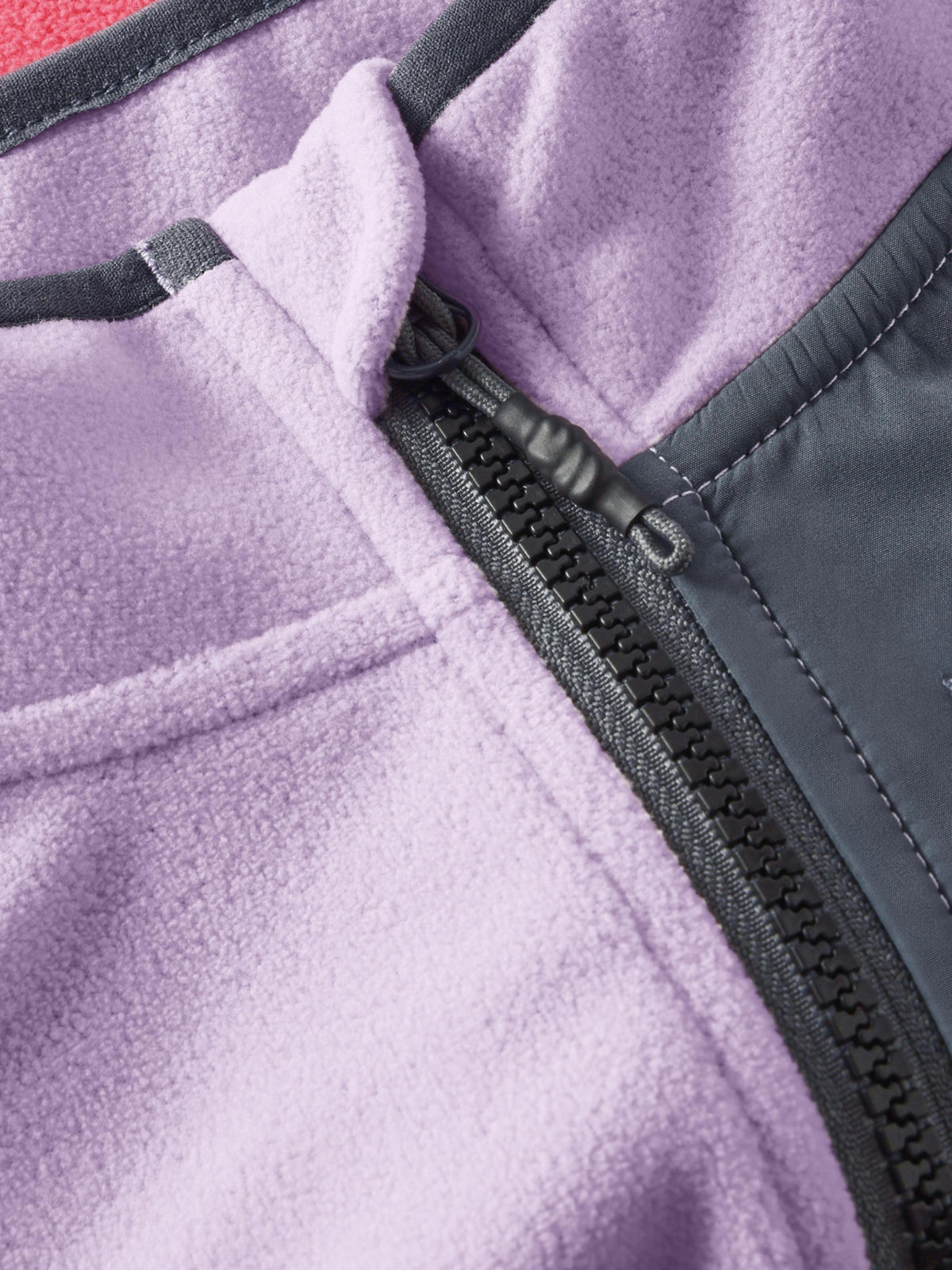 Detail Reissverschluss mit Kinnschutz Fleecejacke Color Kids im Bärechind Winterthur Zürich Schweiz