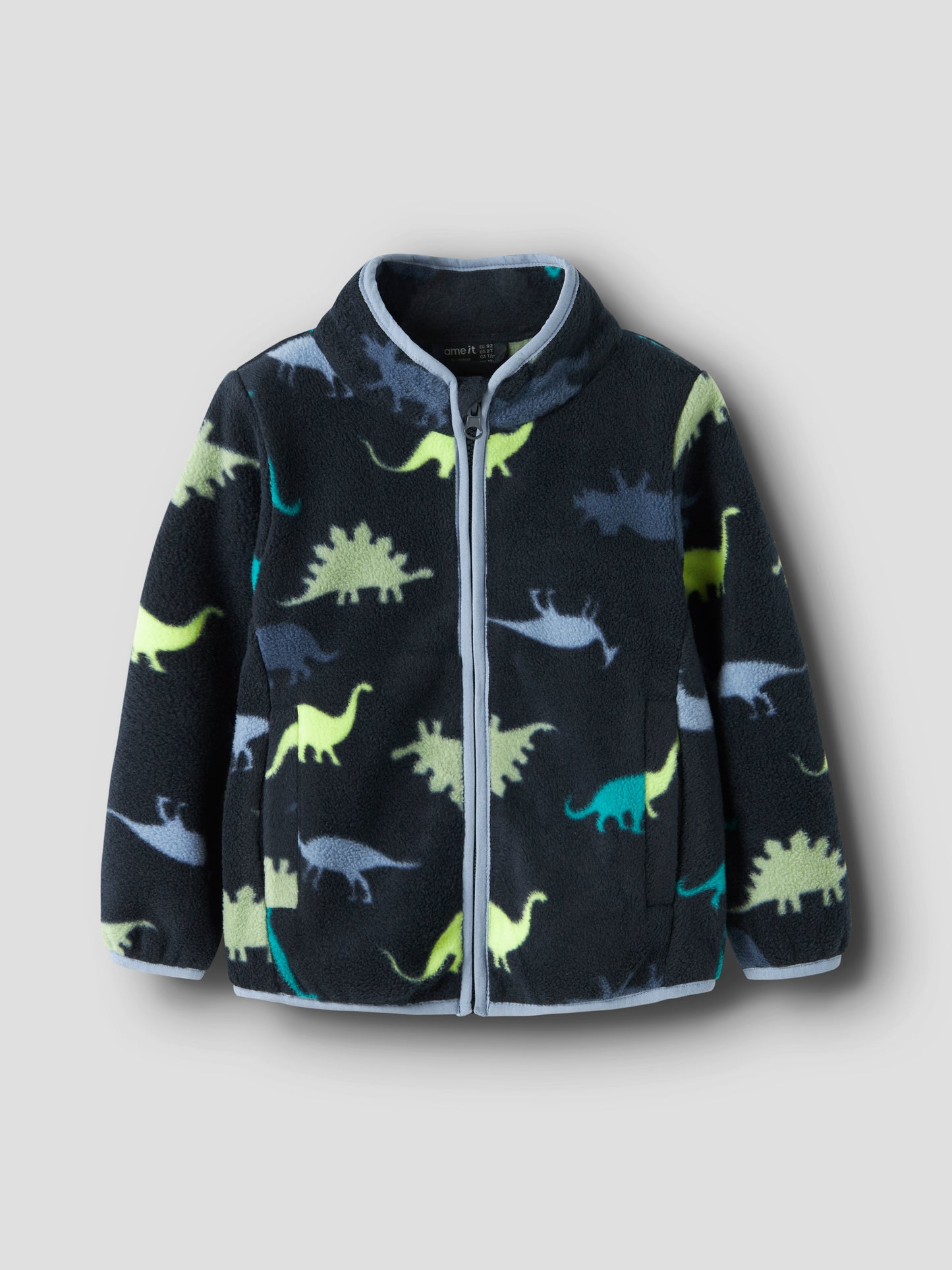 Fleecejacke mit Dinosaurier-Muster von NAME IT, weich und warm für Kinder, erhältlich im Bärechind in Winterthur, Zürich, Schweiz.