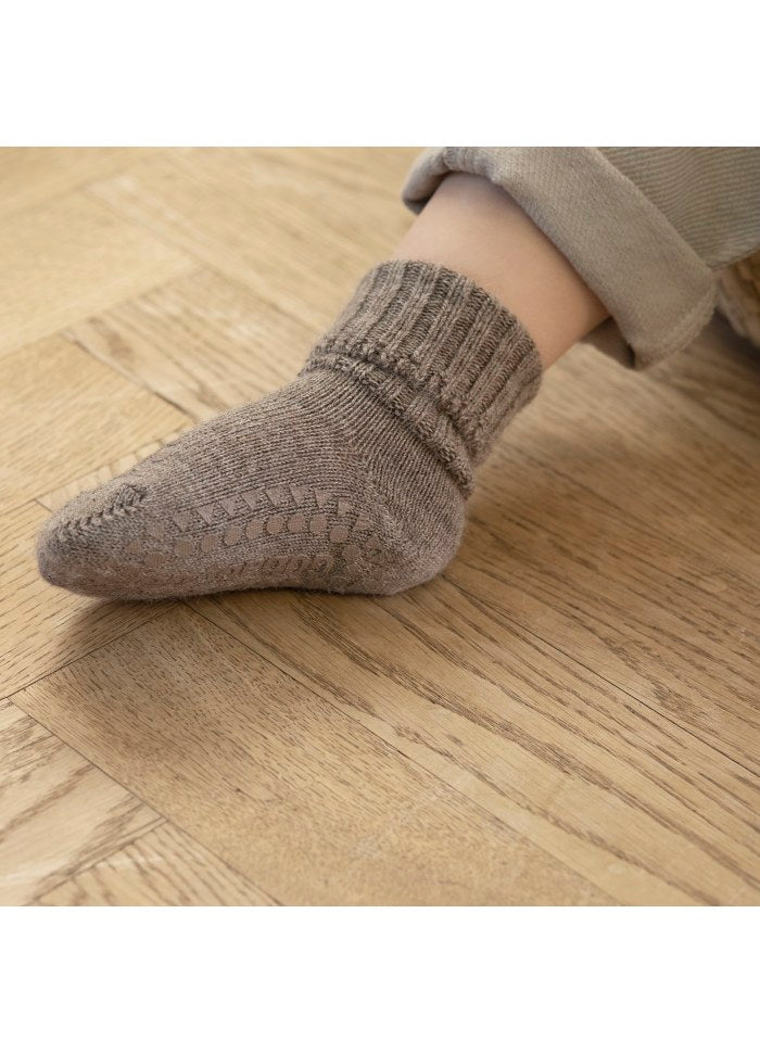 Detailaufnahme von Babyfüssen in Alpakasocken – warm, rutschfest und ideal für Wintertage
