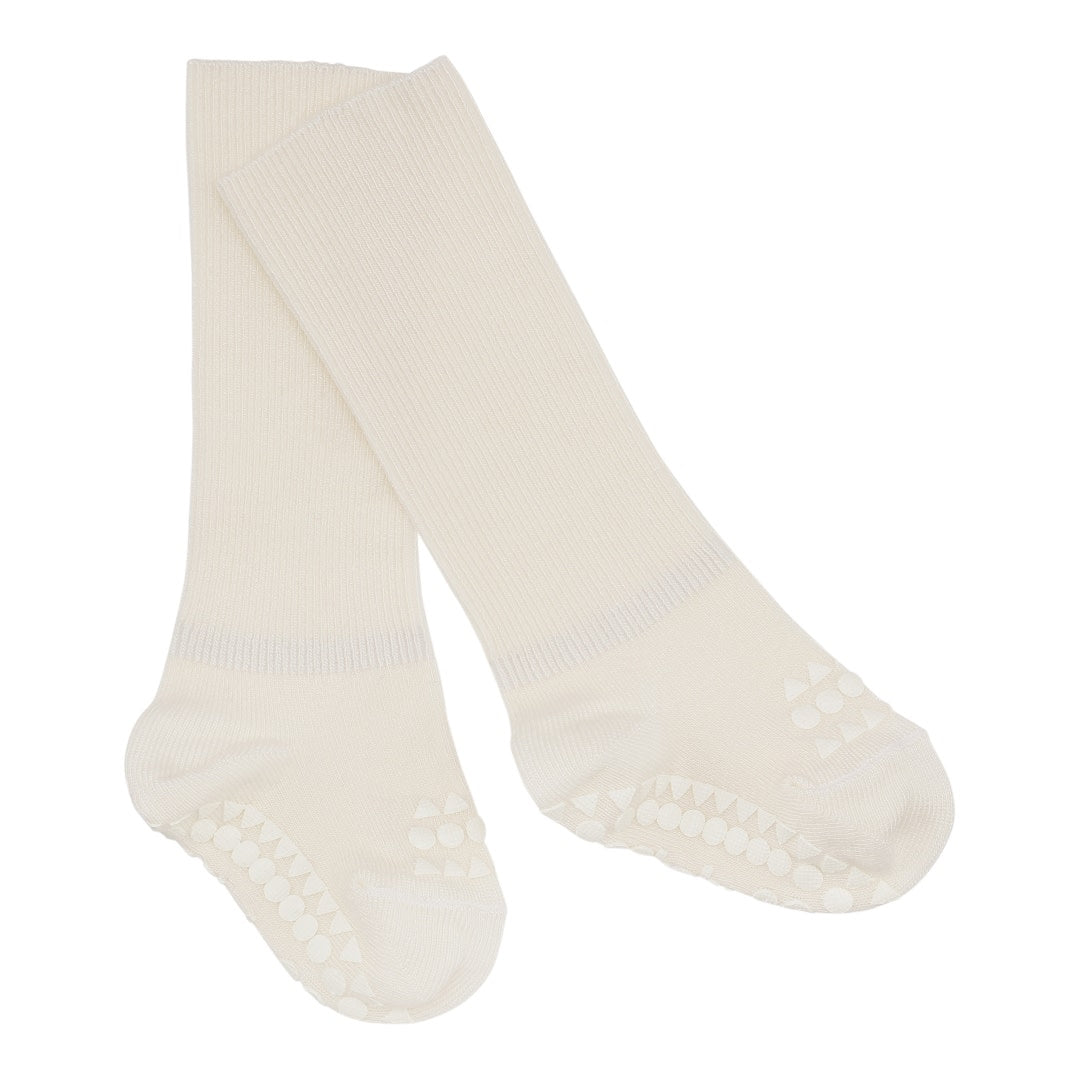 GoBabyGo Bambus Anti-Rutsch-Socken in weiss, knielang – Detailansicht mit Gummipunkten an der Sohle