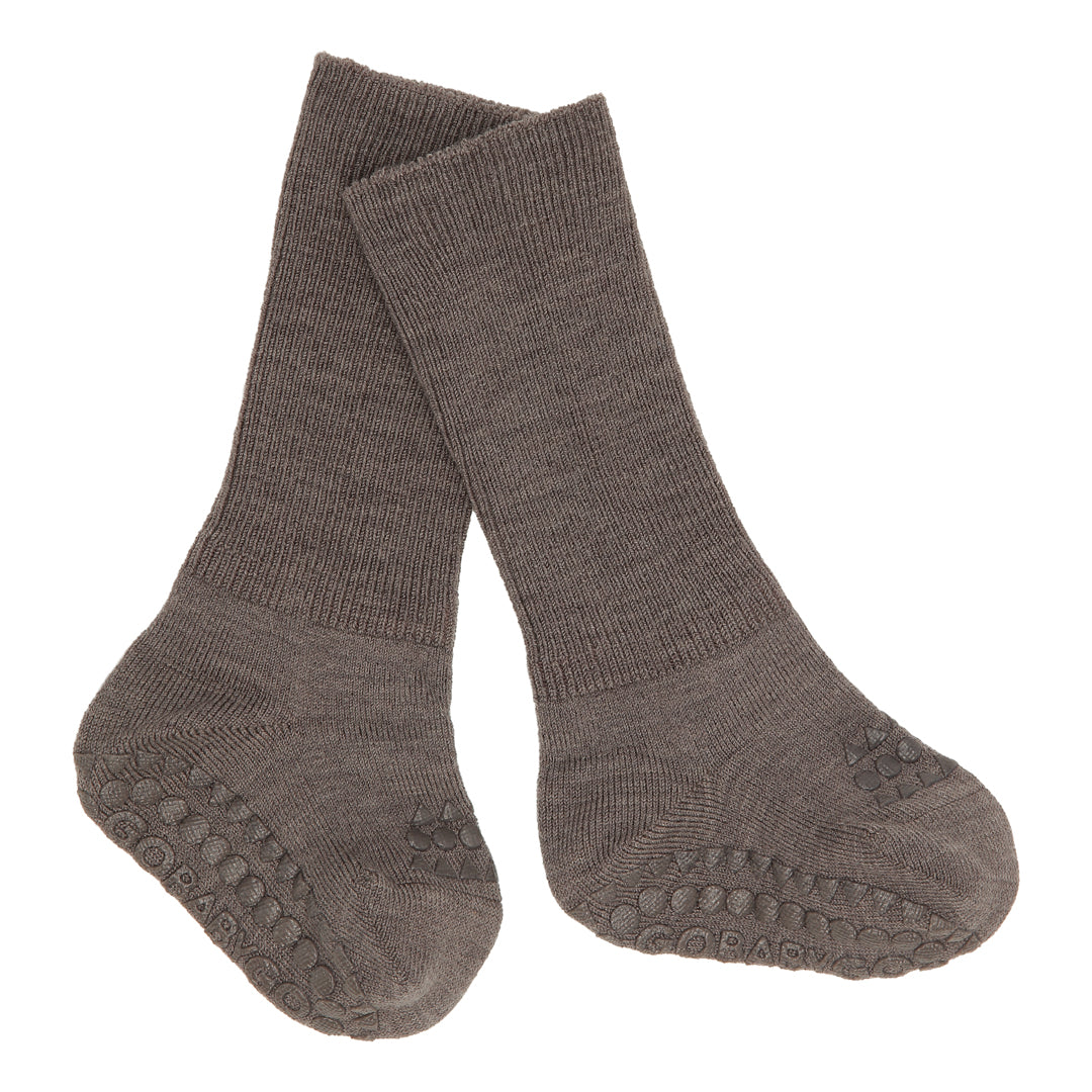 GoBabyGo Wolle Anti-Rutsch-Socken in Braun – Detailansicht mit Gummipunkten an der Sohle