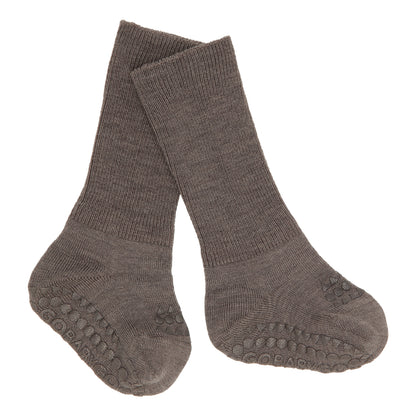 GoBabyGo Wolle Anti-Rutsch-Socken in Braun – Detailansicht mit Gummipunkten an der Sohle