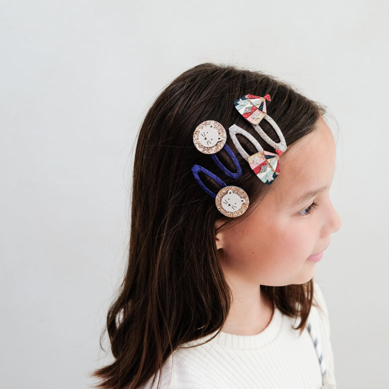 Kind trägt Zirkus & Löwe Haarclips von Mimi & Lula im Haar, Bärechind Winterthur, Zürich Schweiz.