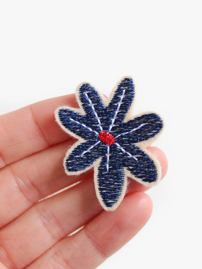 Kleine gestickte Blumenflicken von Halfbird in der Hand – erhältlich bei Bärechind in Zürich & Winterthur