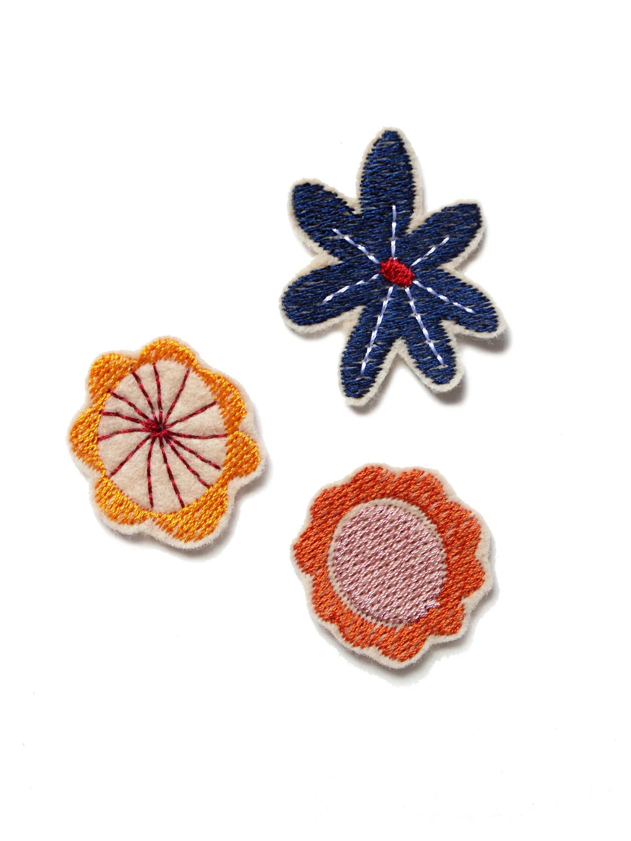 Blumen-Aufnäher von Halfbird als hübsches Detail auf Kinderkleidung – nachhaltig & fair produziert