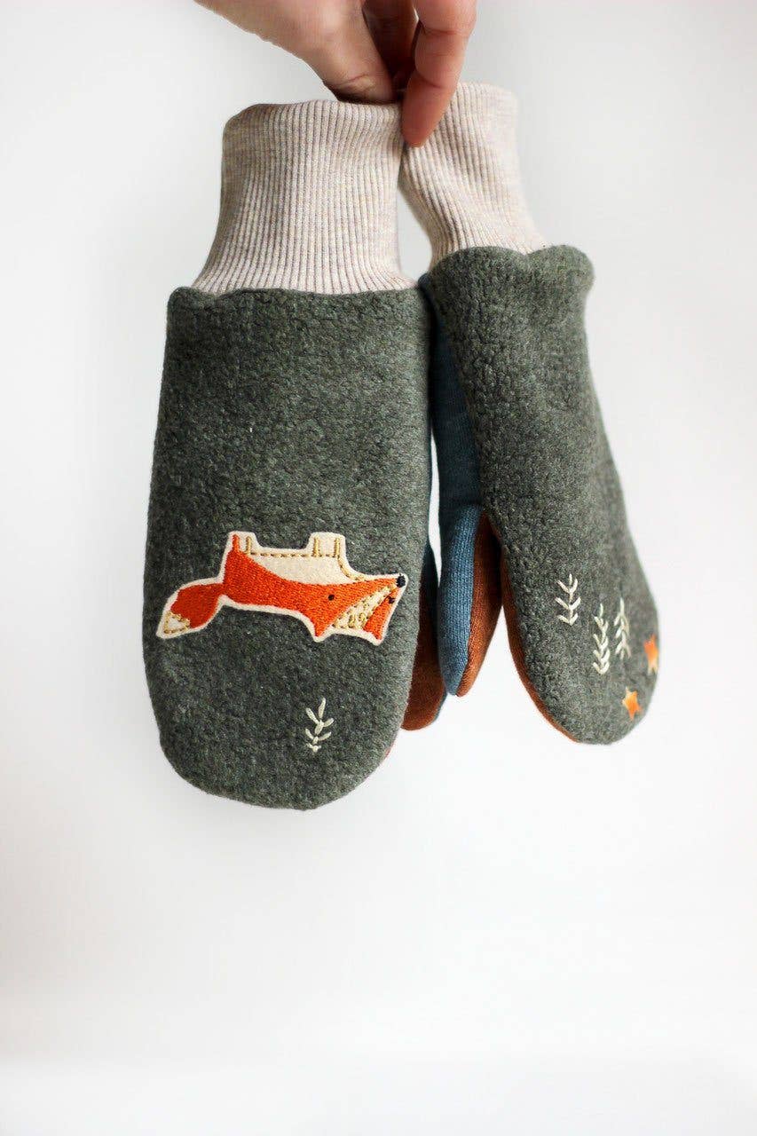 Tragebeispiel mit Fuchs-Aufnäher von Halfbird – ideal für kreative Reparaturen an Kinderkleidung