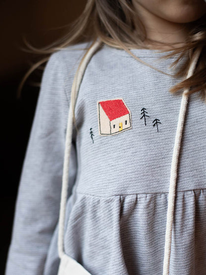 Halfbird Haus Aufnäher auf einem Kinderkleid als kreative Reparatur im Bärechind Winterthur