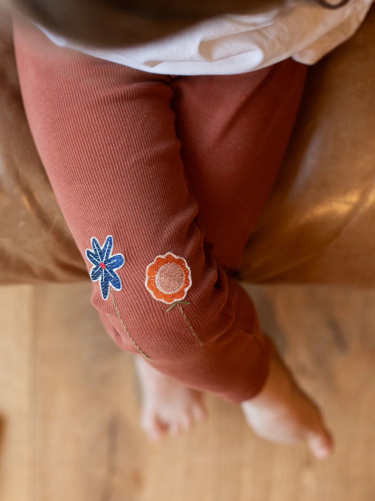 Aufgenähte Blumenflicken von Halfbird auf Kinderhose – farbenfrohe & kreative Reparaturlösung