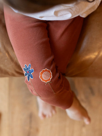 Aufgenähte Blumenflicken von Halfbird auf Kinderhose – farbenfrohe & kreative Reparaturlösung