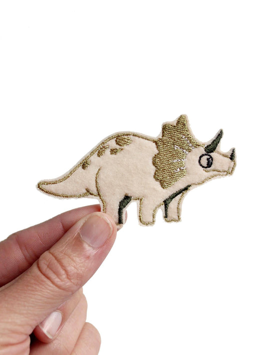 Aufnäher „Dino Triceratops“ von Halfbird – olivgrün, gestickt & vegan, erhältlich im Bärechind in Winterthur
