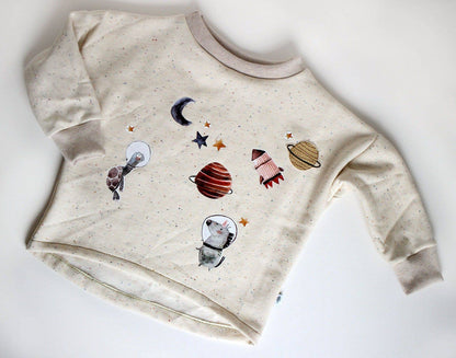 Das Bügelbild Astronaut Einhorn von Halfbird auf einem Kinderpullover als kreative Verzierung. Erhältlich im Bärechind Winterthur.