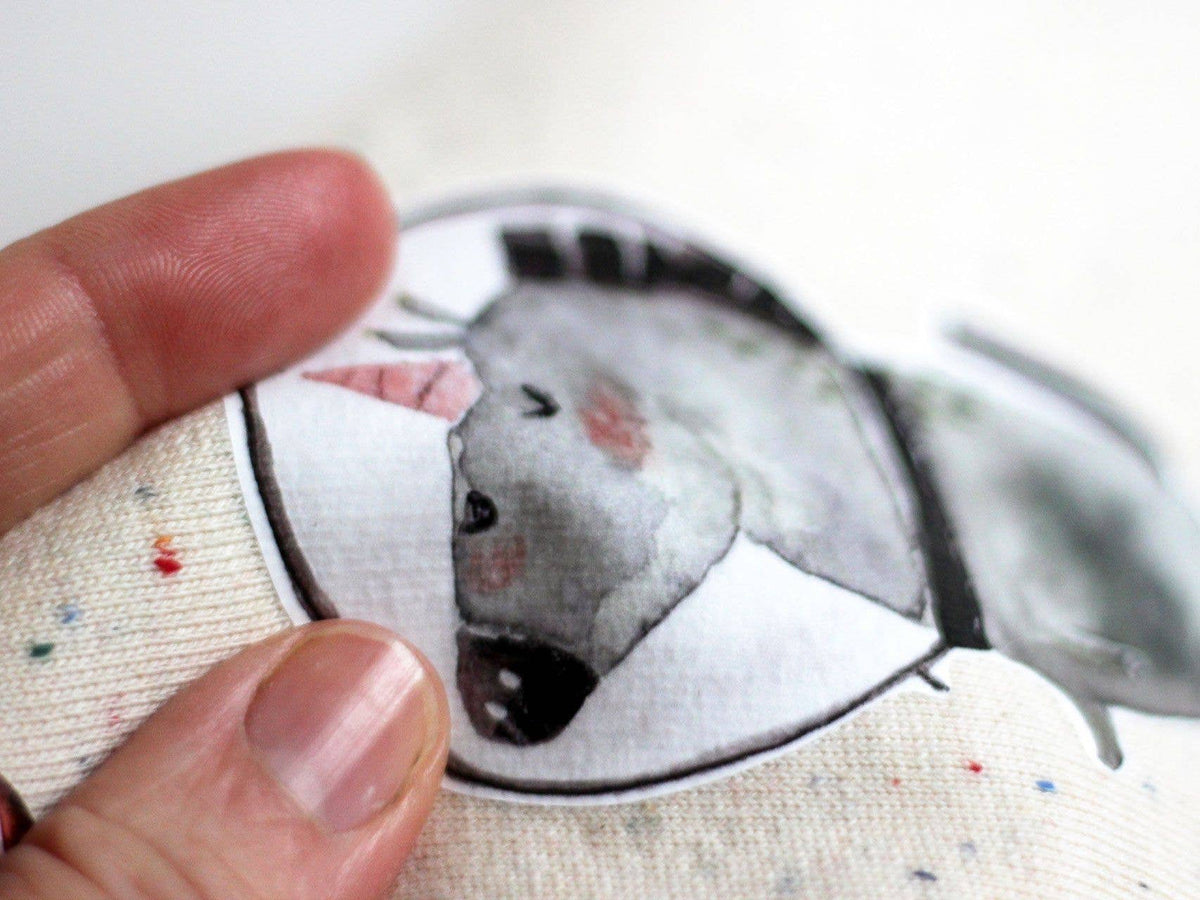 Detailaufnahme des Bügelbilds Astronaut Einhorn von Halfbird zum kreativen Gestalten und Reparieren von Kinderkleidung. Erhältlich im Bärechind Winterthur.