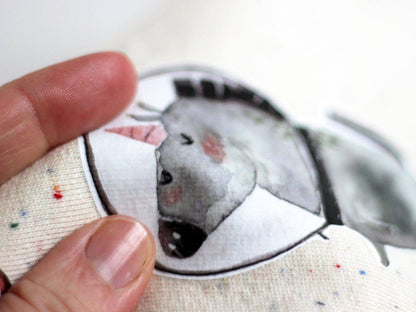 Detailaufnahme des Bügelbilds Astronaut Einhorn von Halfbird zum kreativen Gestalten und Reparieren von Kinderkleidung. Erhältlich im Bärechind Winterthur.