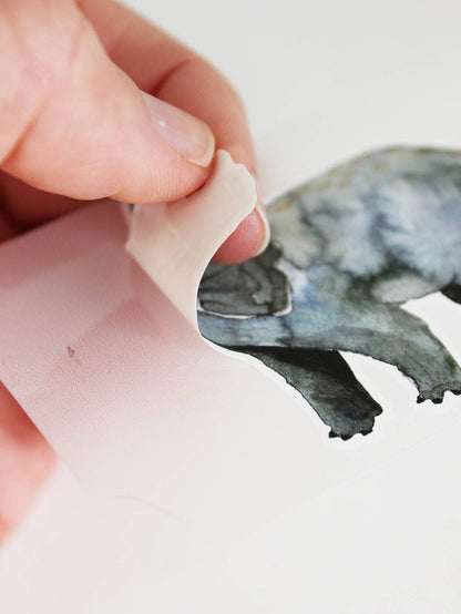 Detailaufnahme des Bügelbilds Triceratops von Halfbird beim Aufbringen auf Textilien. Erhältlich im Bärechind Winterthur.