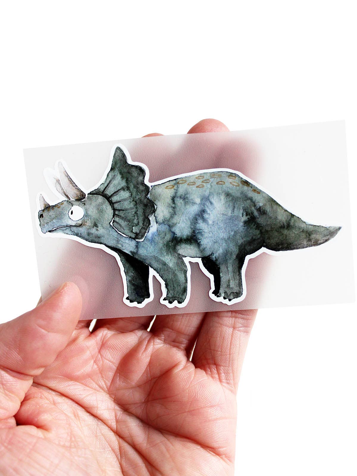 Das Bügelbild Triceratops von Halfbird mit liebevoller Dinosaurierillustration zum Gestalten und Reparieren von Kinderkleidung. Erhältlich im Bärechind Winterthur.