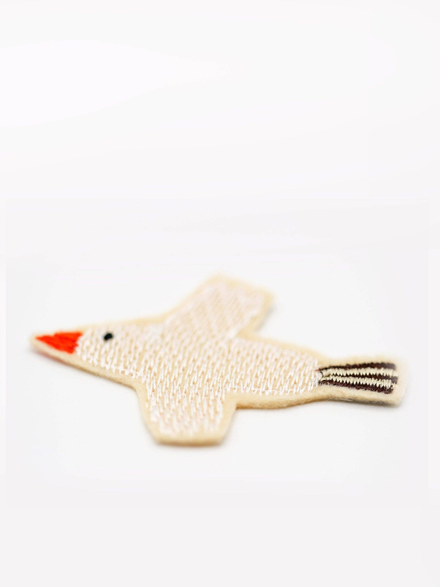 Detailaufnahme des Vogel-Bügelbilds von Halfbird zum Verzieren und Reparieren von Kinderkleidung. Erhältlich im Bärechind Winterthur.