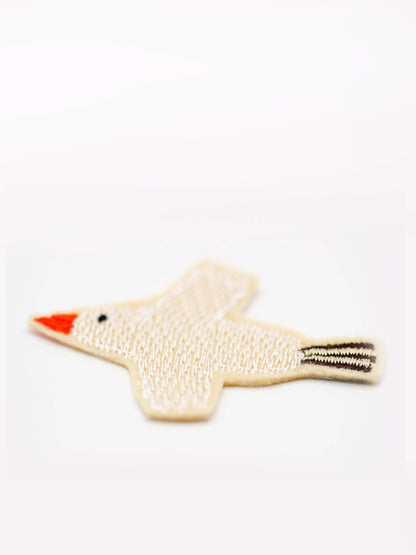 Detailaufnahme des Vogel-Bügelbilds von Halfbird zum Verzieren und Reparieren von Kinderkleidung. Erhältlich im Bärechind Winterthur.