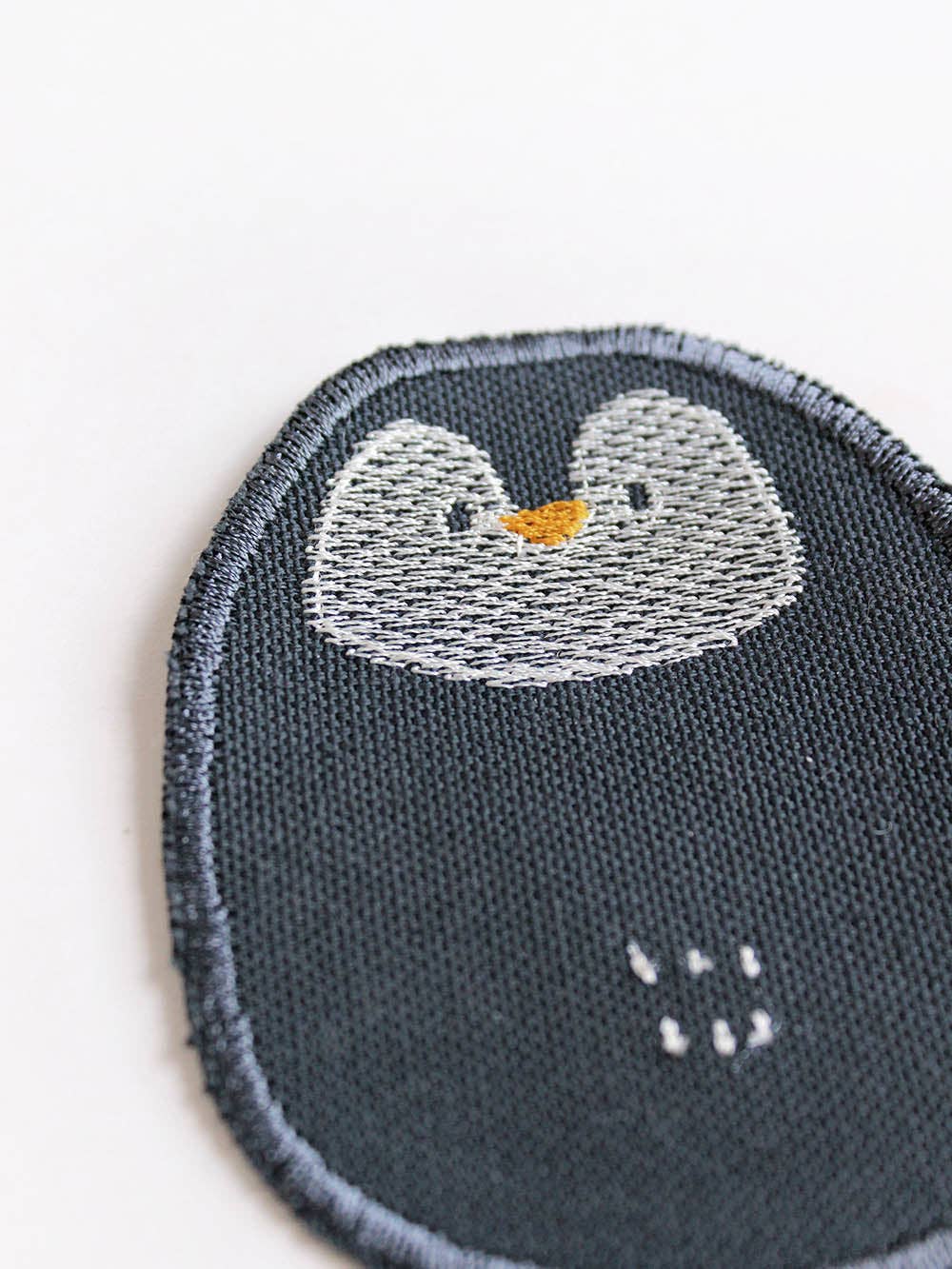 Halfbird Knie-Flicken Pinguin kaufen im Bärechind Winterthur – nachhaltiger Bügelflicken für Kinderhosen.