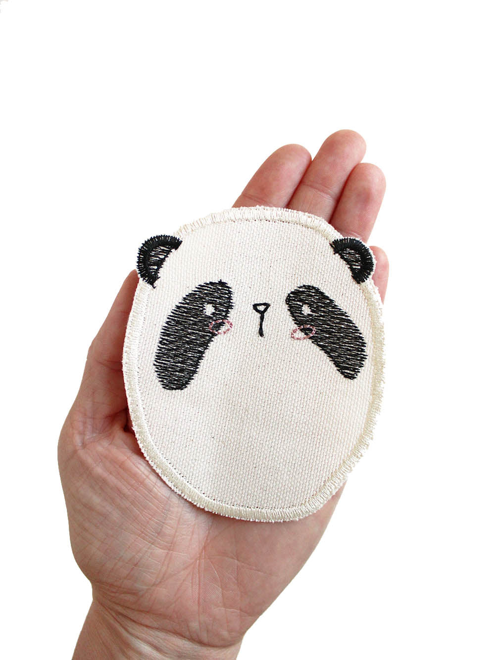 Nachhaltiger Knieflicken „Panda“ von Halfbird – zum Aufbügeln, erhältlich im Bärechind in Winterthur, Schweiz.