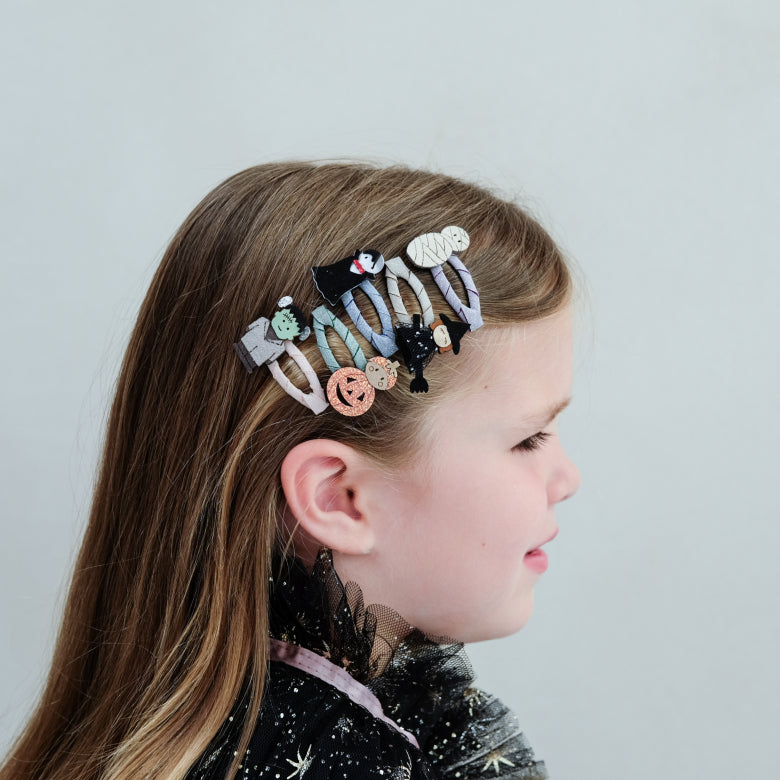 Kind trägt Halloween Monster Mini Haarclips im Haar, Mimi & Lula, Bärechind Winterthur, Zürich Schweiz.