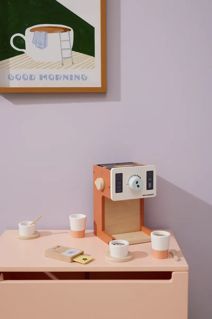 Kinder spielen Café mit Holz Kaffeemaschine und Spieltassen – Bärechind Winterthur Zürich Schweiz.
