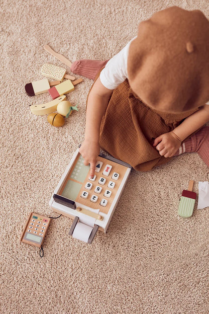 Kind spielt mit nachhaltiger Holzkasse von Kid’s Concept im Kinderzimmer