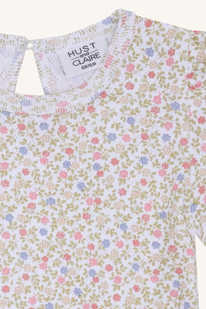 Detailaufnahme vom Blumenmuster des Hust&Claire Alma Blooming GOTS Baumwoll T-Shirts, Bärechind Winterthur, Zürich, Schweiz.