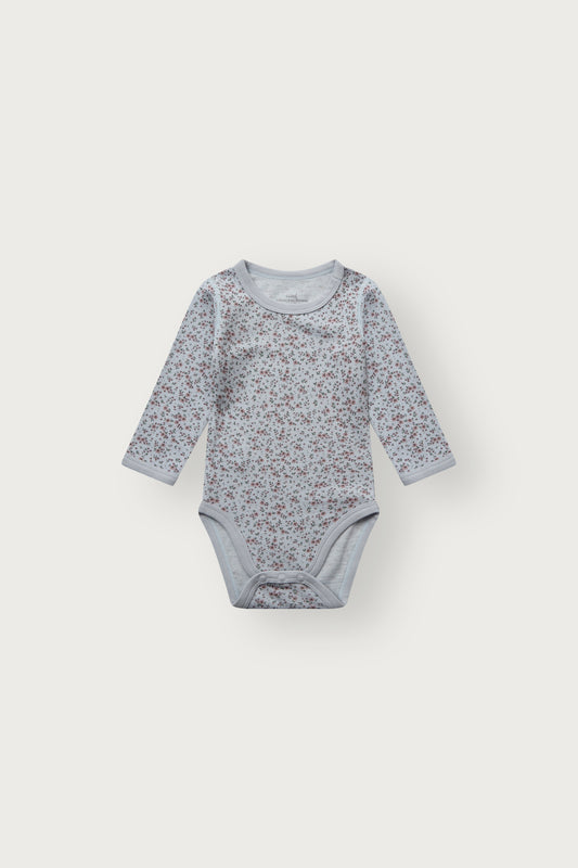 Baloo Merino/Bambus Langarmbody mit Blumenprint in A Bit Blue, Vorderansicht