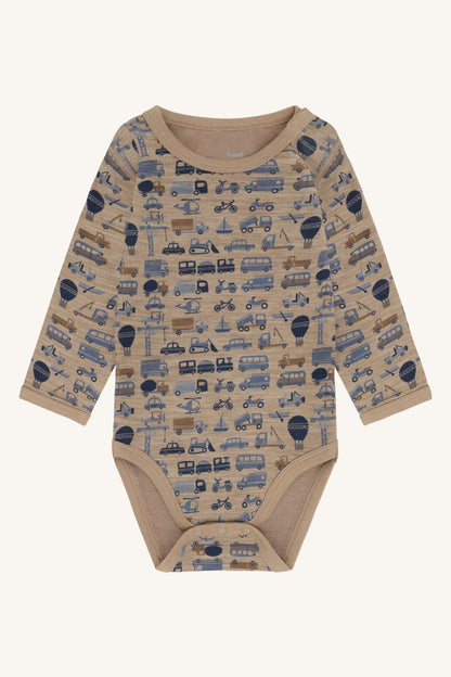 Baloo Merino/Bambus Langarmbody mit Fahrzeugprint, Biscuit, Vorderansicht