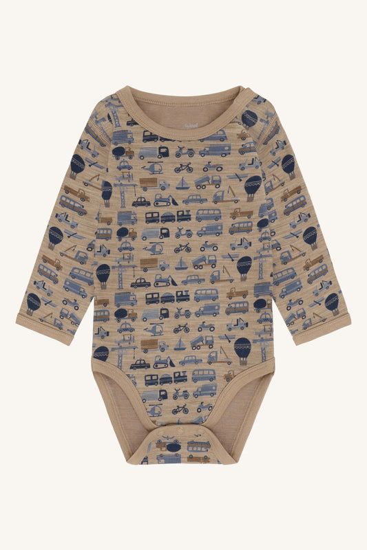 Baloo Merino/Bambus Langarmbody mit Fahrzeugprint, Biscuit, Vorderansicht