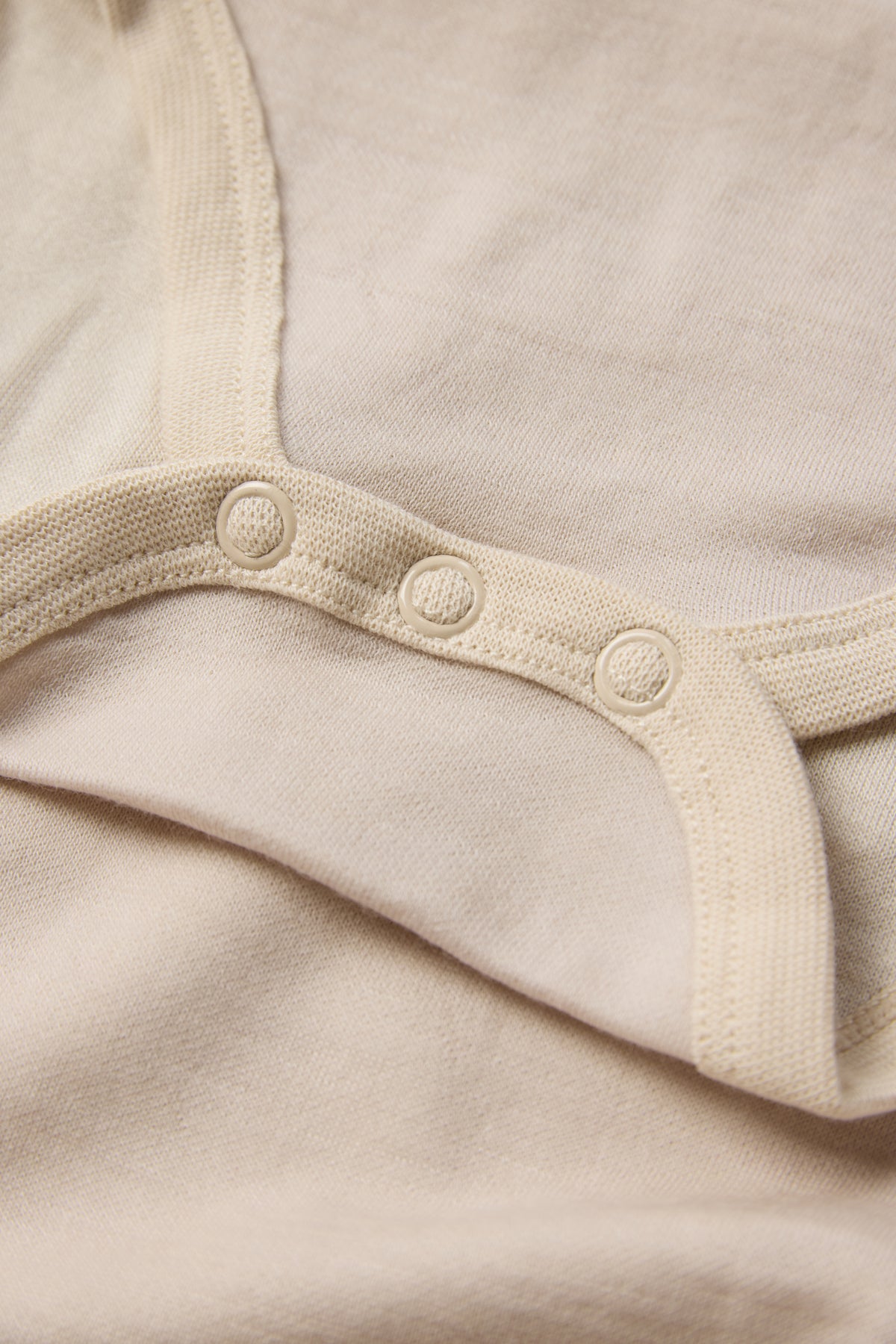 Bärechind Detailansicht Baloo Merino Bambus Langarmbody, French Oak