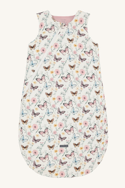 Vorderseite des Hust & Claire Bambus Schlafsacks mit Schmetterlingsmuster bei Bärechind in Winterthur, Zürich, Schweiz.